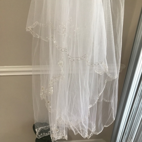 Waist length white veil with blusher - Picture 10 of 13